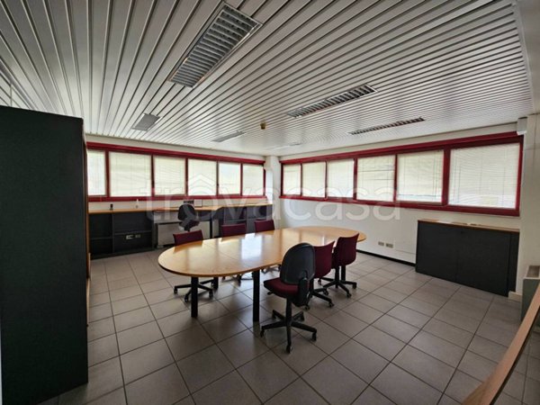 locale commerciale in affitto a Luisago