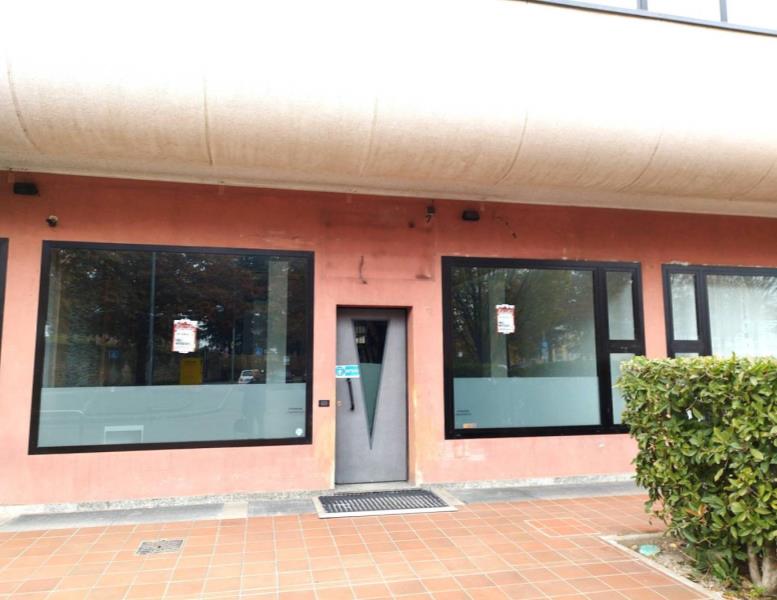 locale commerciale in affitto a Mariano Comense