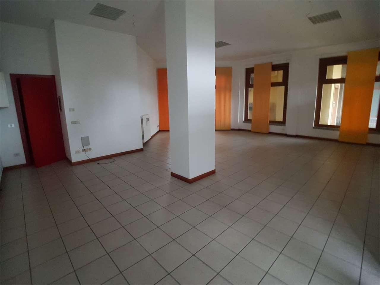 negozio in affitto a Mariano Comense