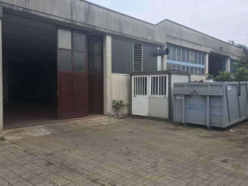 locale commerciale in affitto a Mariano Comense