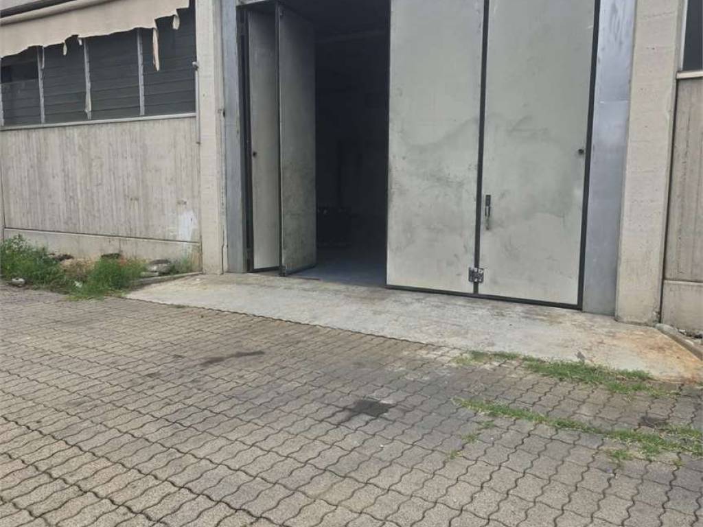 locale commerciale in affitto a Mariano Comense