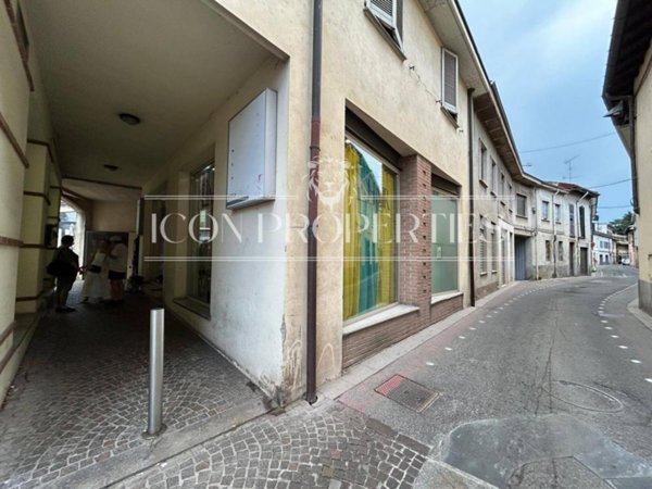 negozio in affitto a Mariano Comense