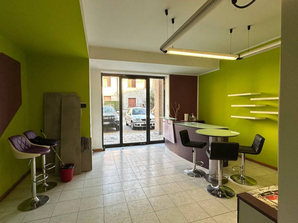 negozio in affitto a Mariano Comense