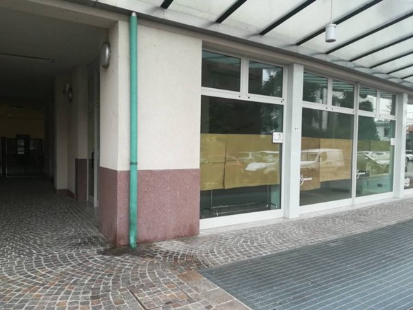 negozio in affitto a Mariano Comense