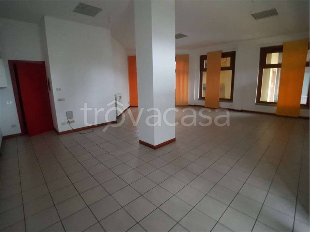 negozio in affitto a Mariano Comense