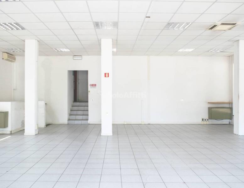 locale commerciale in affitto a Mariano Comense