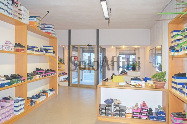 negozio in affitto a Mariano Comense