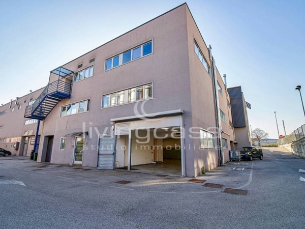 locale commerciale in affitto a Merone