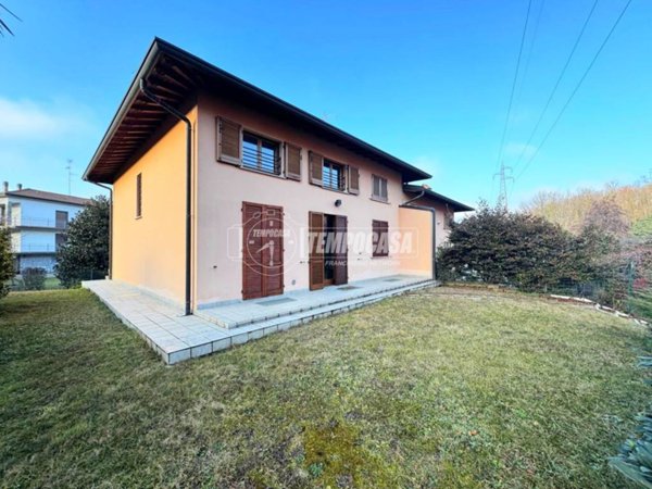 casa indipendente in affitto a Montano Lucino in zona Lucino