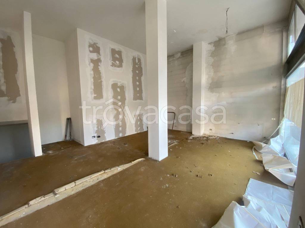 negozio in affitto a Montano Lucino in zona Lucino