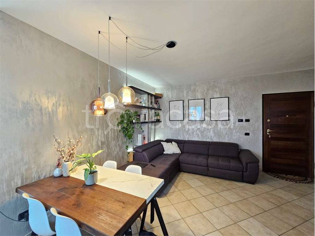 appartamento in affitto a Montano Lucino in zona Montano