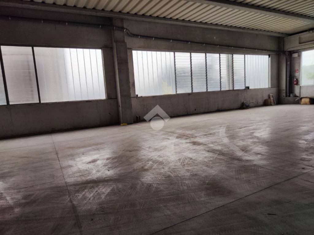 locale commerciale in affitto a Mozzate