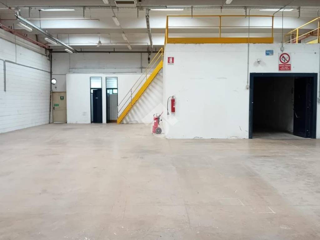locale commerciale in affitto a Novedrate in zona Villaggio San Giuseppe