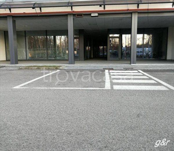 negozio in affitto ad Olgiate Comasco in zona Boscone
