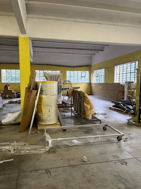 locale commerciale in affitto ad Olgiate Comasco