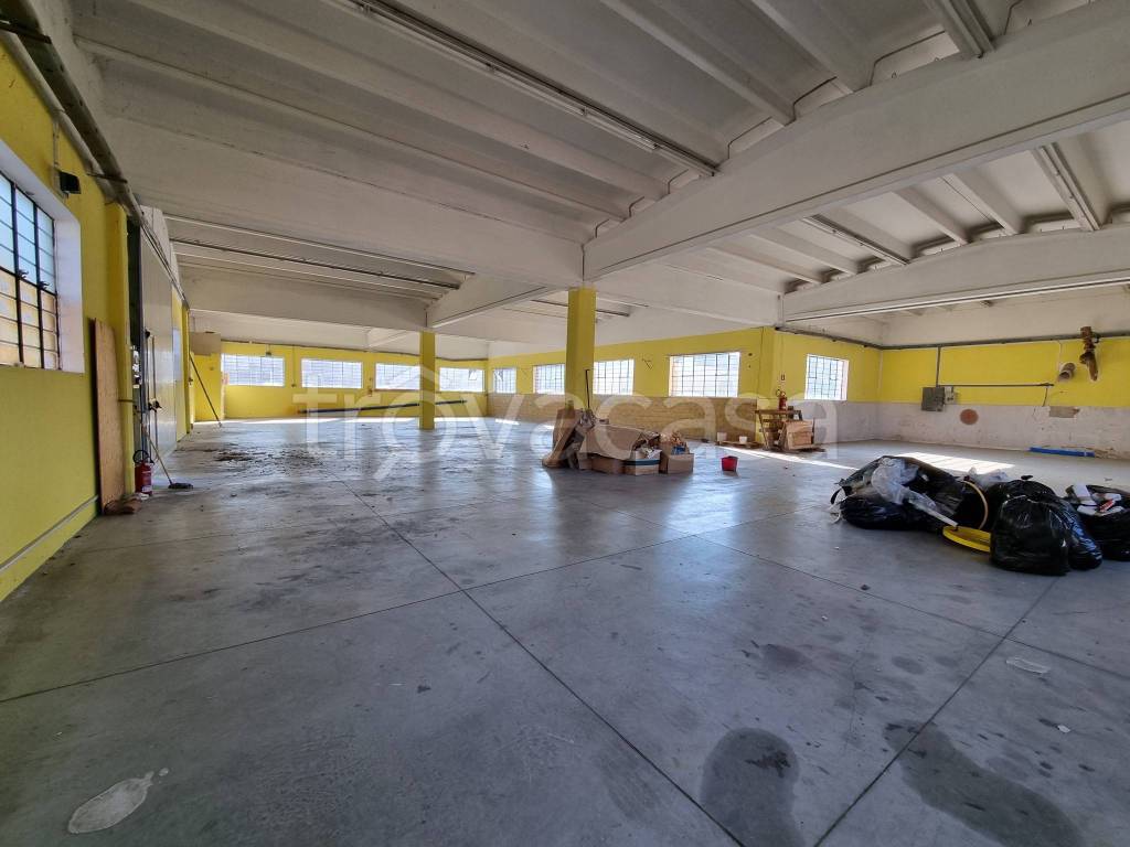 locale commerciale in affitto ad Olgiate Comasco in zona Boscone