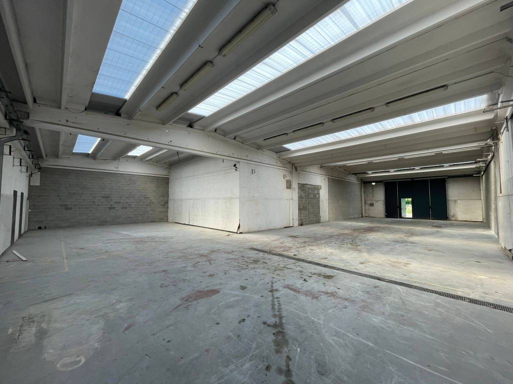 locale commerciale in affitto ad Olgiate Comasco