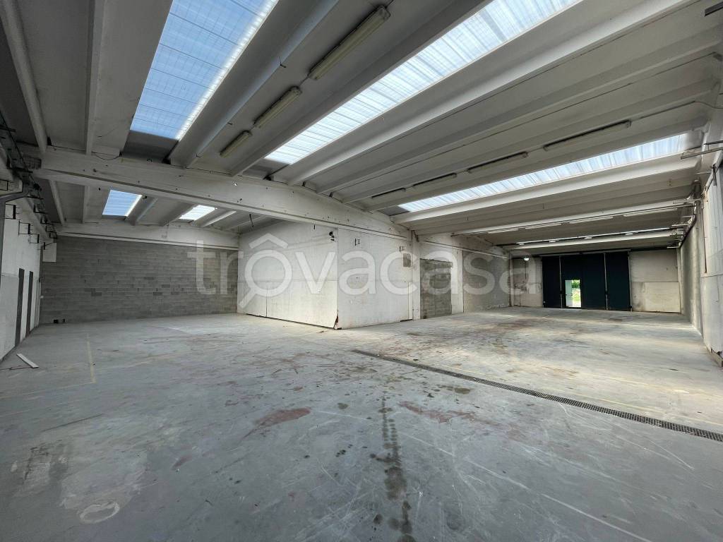 locale commerciale in affitto ad Olgiate Comasco