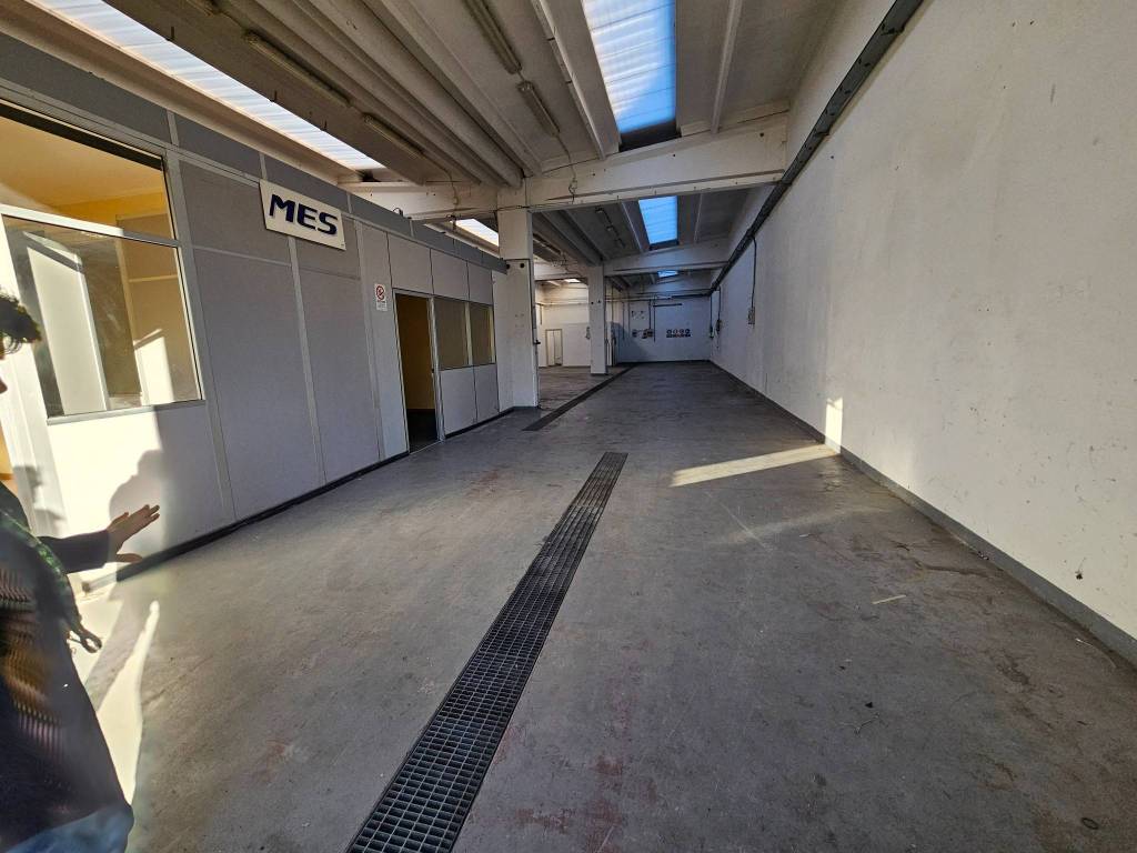 locale commerciale in affitto ad Olgiate Comasco in zona Casletto