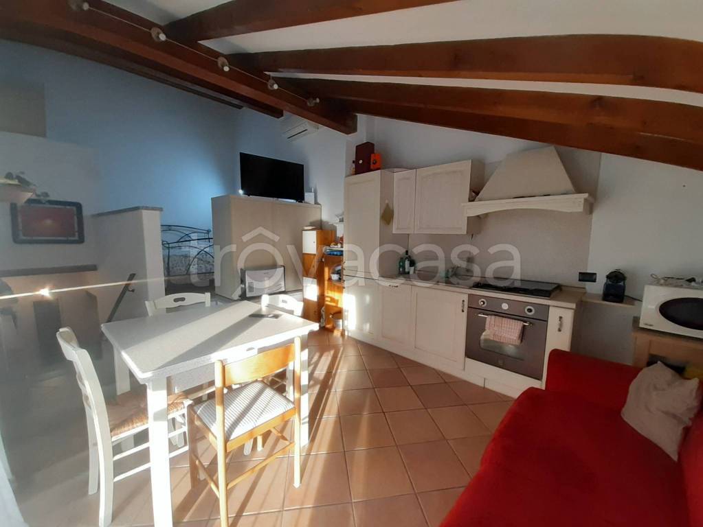appartamento in affitto ad Oltrona di San Mamette