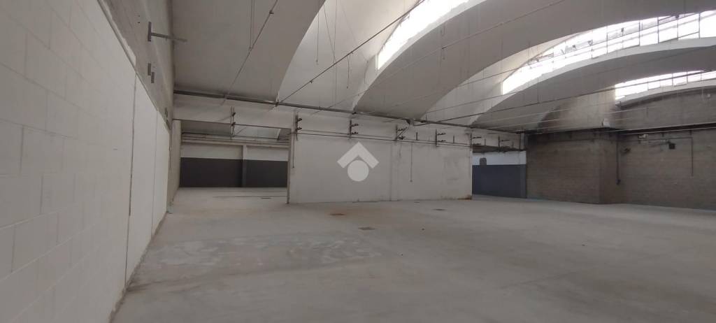 locale commerciale in affitto a Rovellasca