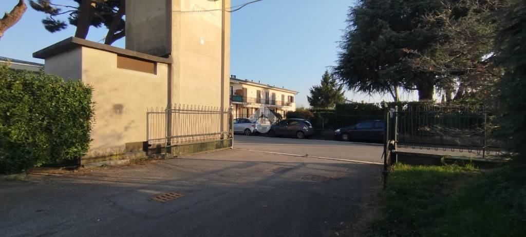 locale commerciale in affitto a Rovellasca