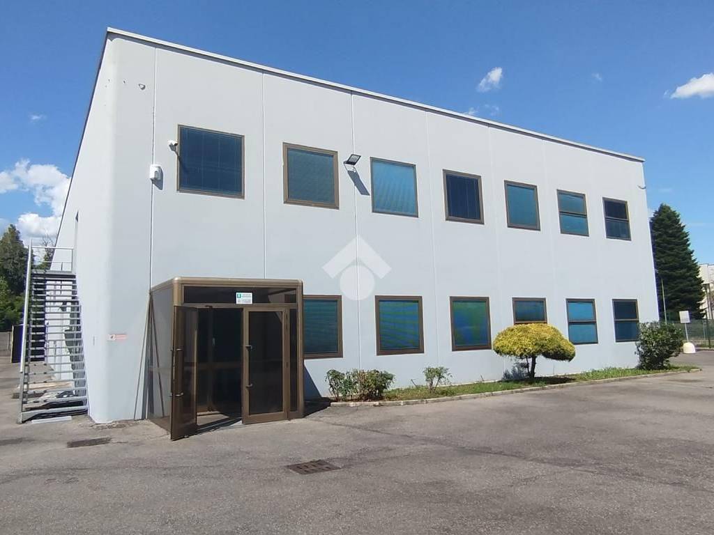 locale commerciale in affitto a Turate