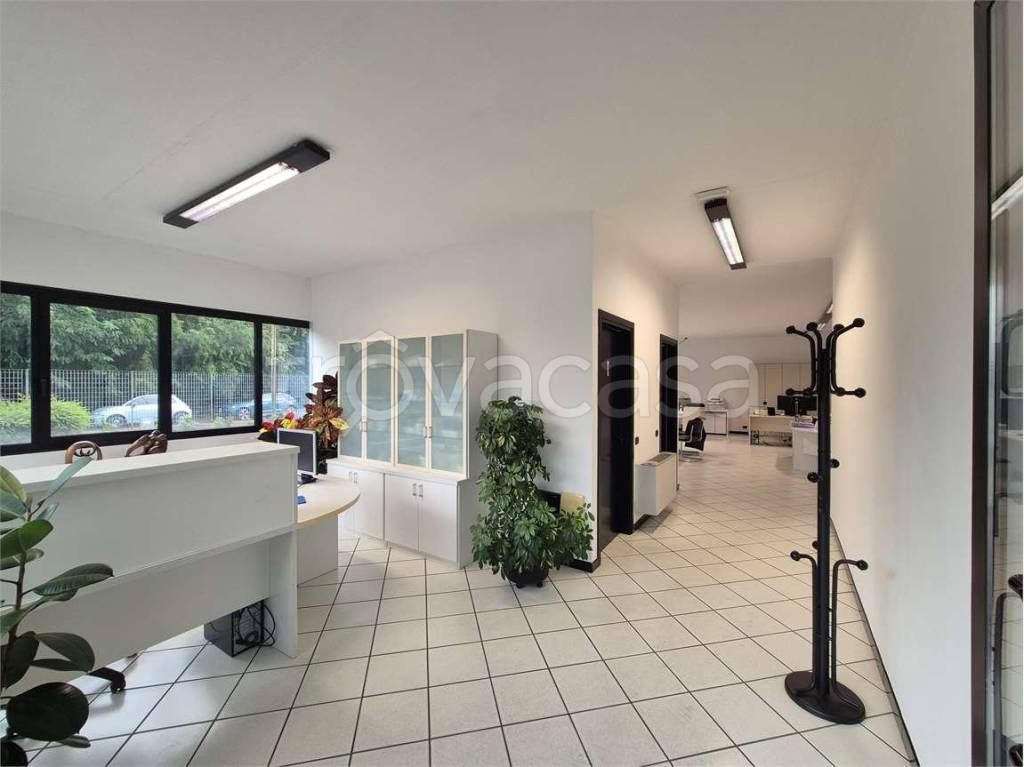 locale commerciale in affitto a Turate
