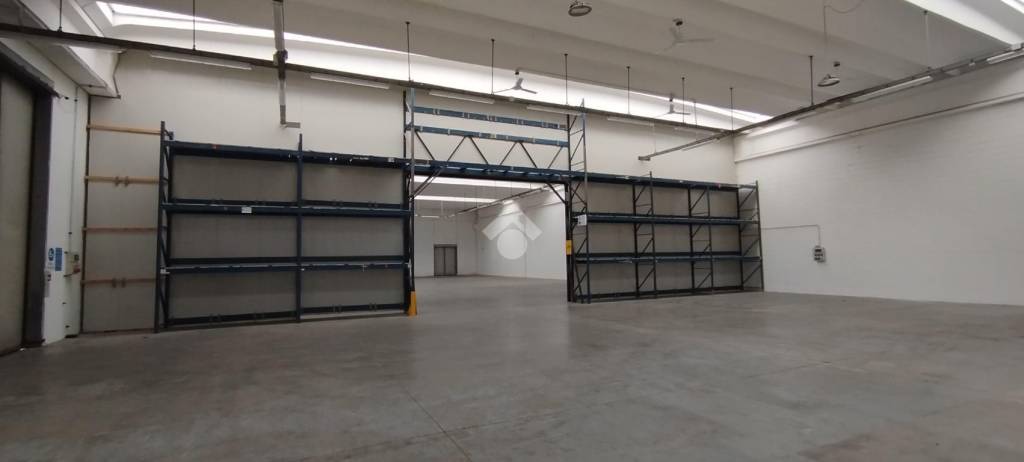 locale commerciale in affitto a Turate