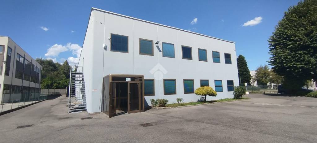 locale commerciale in affitto a Turate in zona Santa Maria