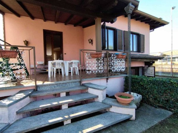 casa indipendente in affitto a Veniano