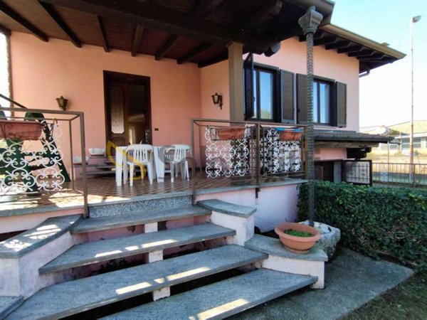 casa indipendente in affitto a Veniano