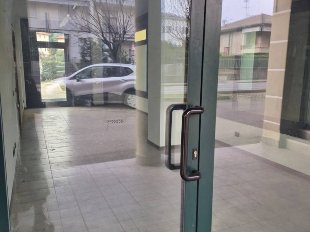 negozio in affitto a Villa Guardia in zona Civello