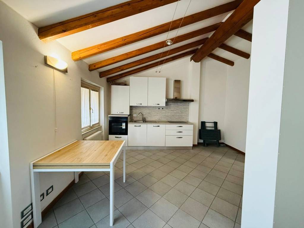 appartamento in affitto a Colverde in zona Drezzo