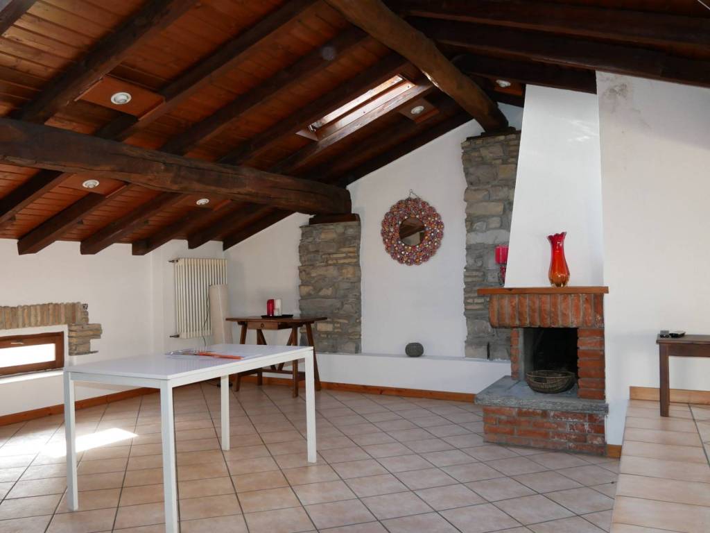 appartamento in affitto ad Alta Valle Intelvi in zona Pellio Intelvi