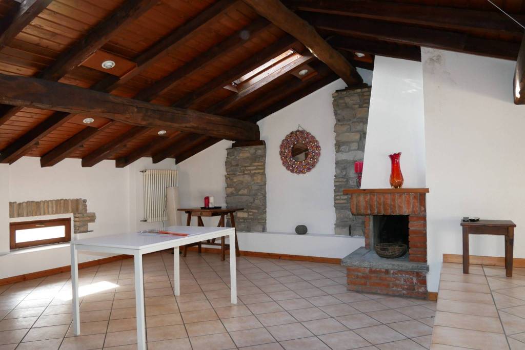 appartamento in affitto ad Alta Valle Intelvi in zona Pellio Intelvi