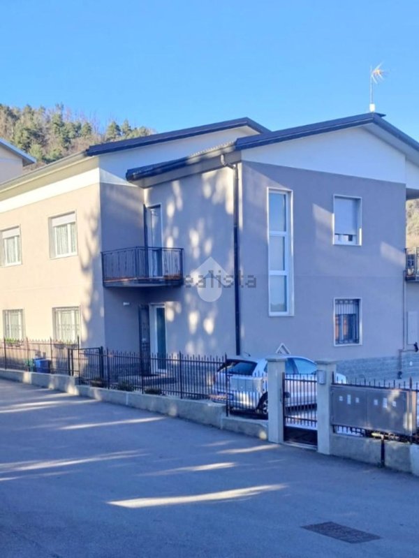 appartamento in affitto ad Uggiate con Ronago in zona Uggiate