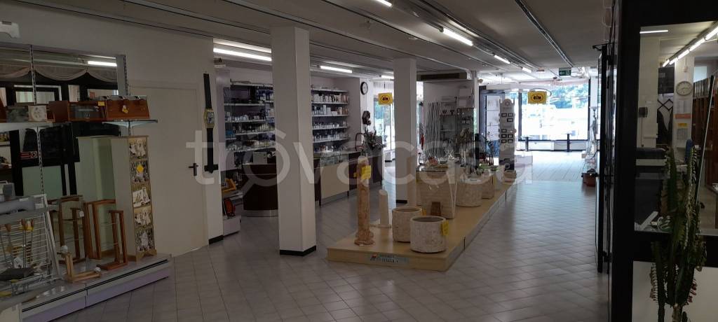 negozio in affitto a Piateda