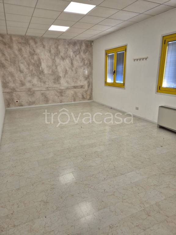 ufficio in affitto a Piateda