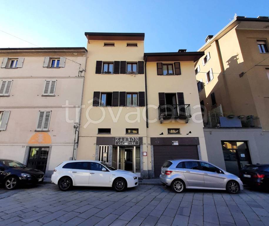 negozio in affitto a Sondrio in zona De Simoni