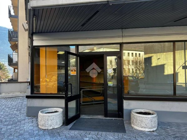 negozio in affitto a Sondrio in zona Via Mazzini