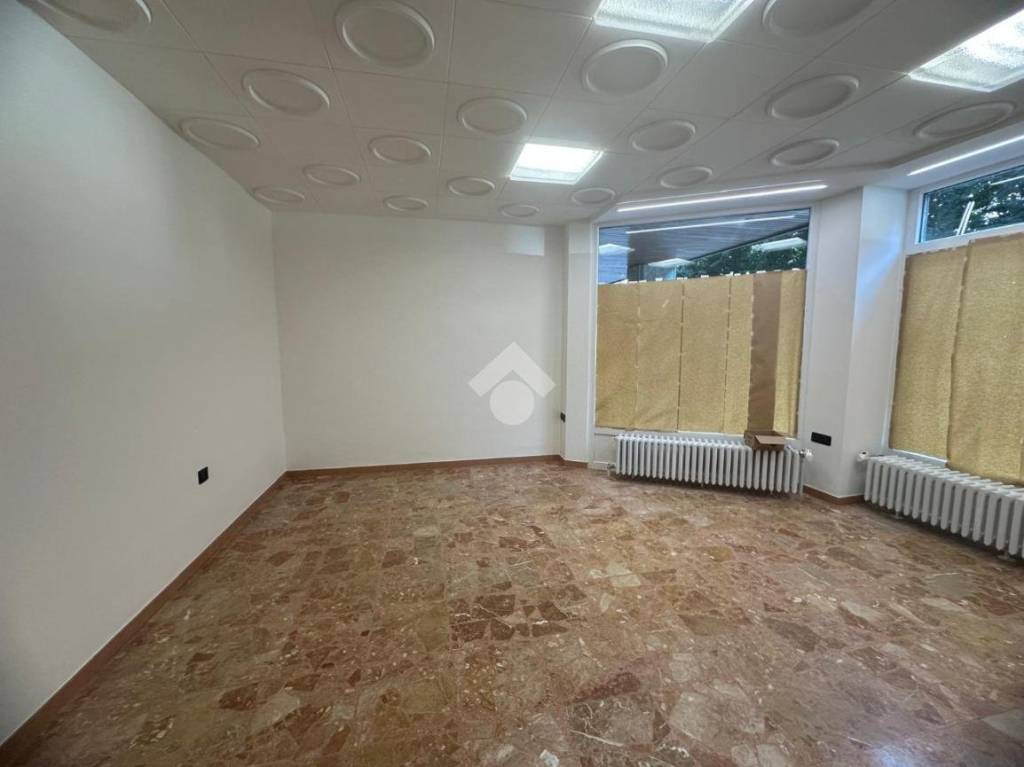negozio in affitto a Sondrio in zona Viale Milano