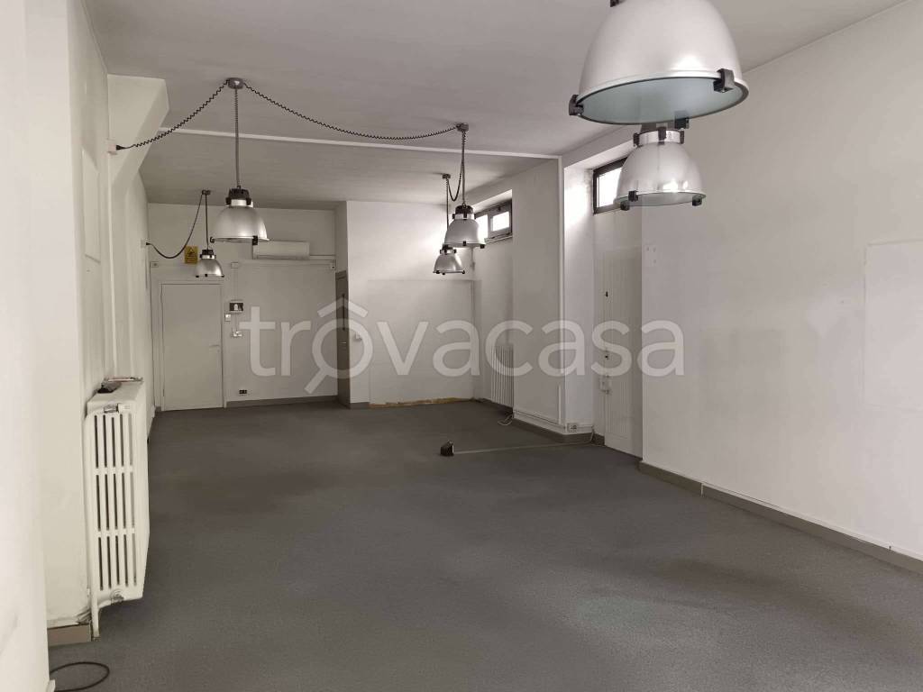 negozio in affitto a Sondrio in zona Piazzale Bertacchi