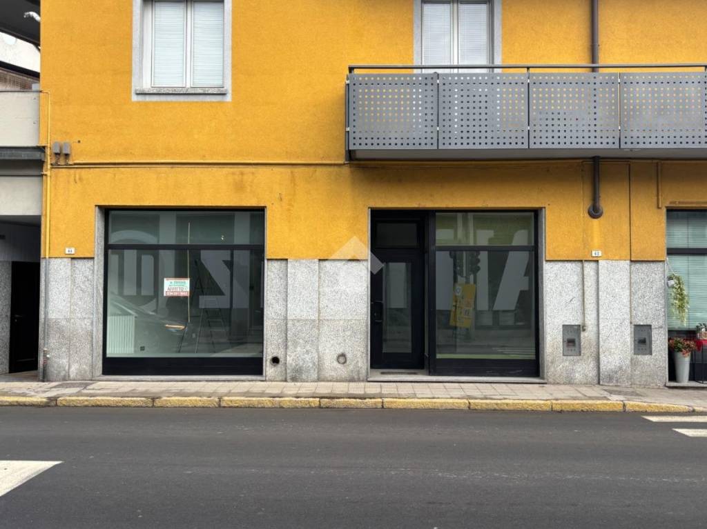 negozio in affitto a Sondrio in zona Via Mazzini