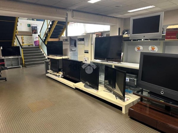 negozio in affitto a Sondrio in zona Via Mazzini