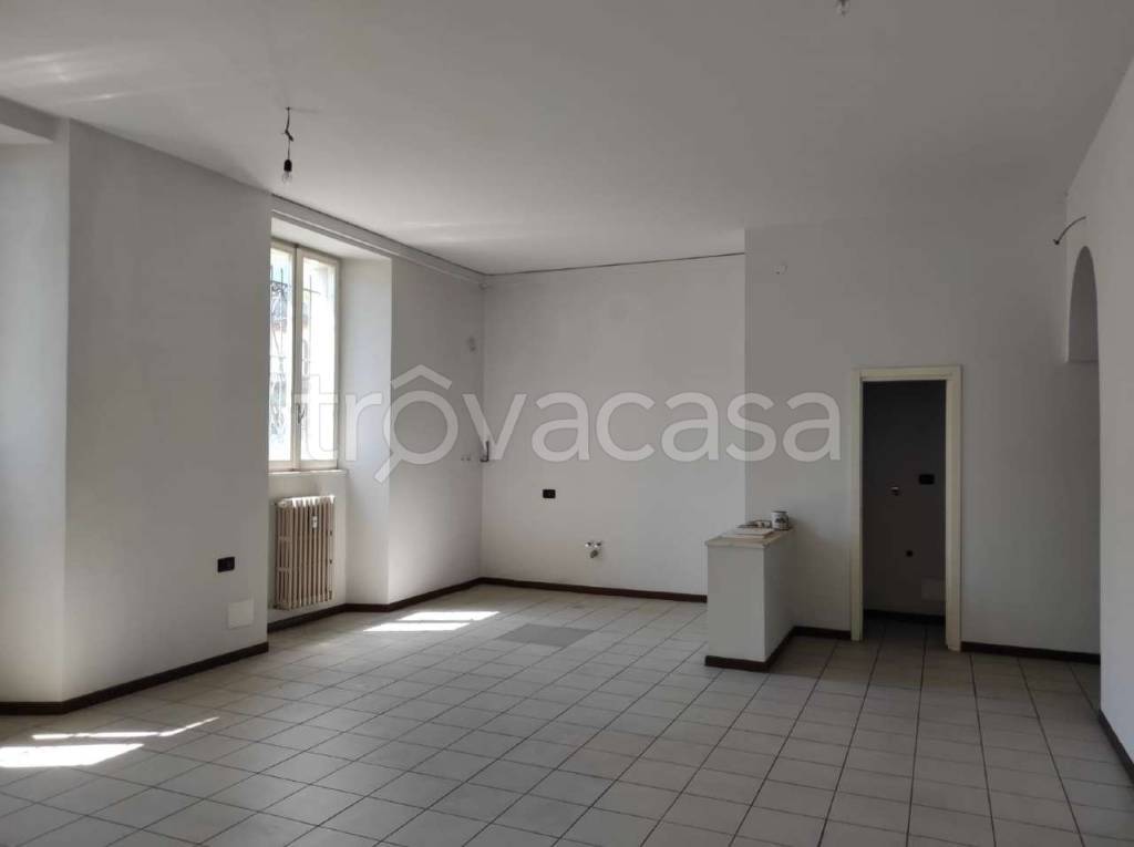 negozio in affitto a Sondrio in zona Piazzale Bertacchi