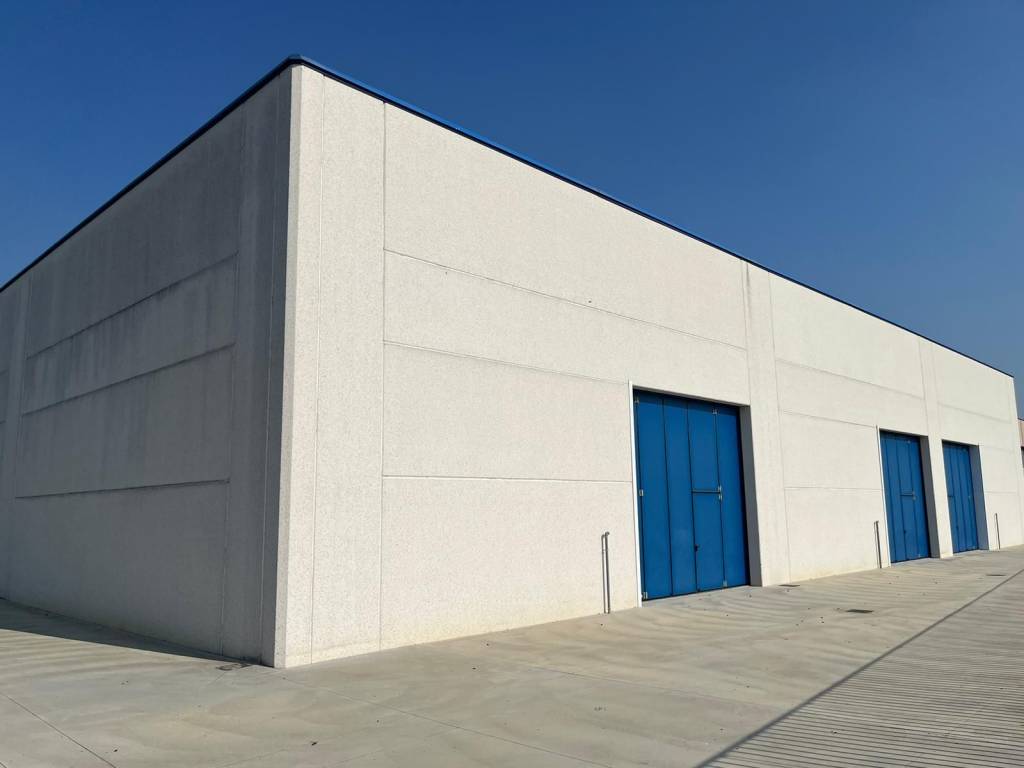locale commerciale in affitto ad Abbiategrasso in zona Castelletto