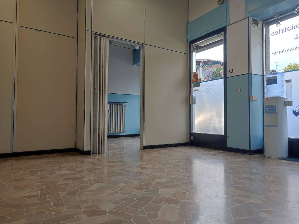 negozio in affitto ad Arese