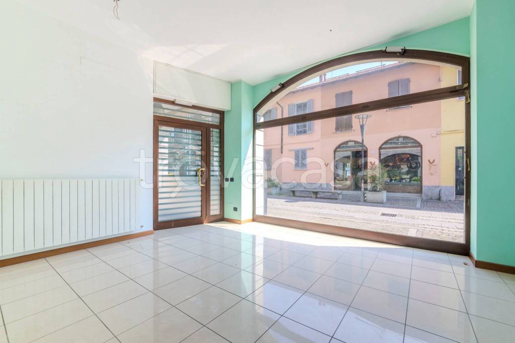 negozio in affitto ad Arese
