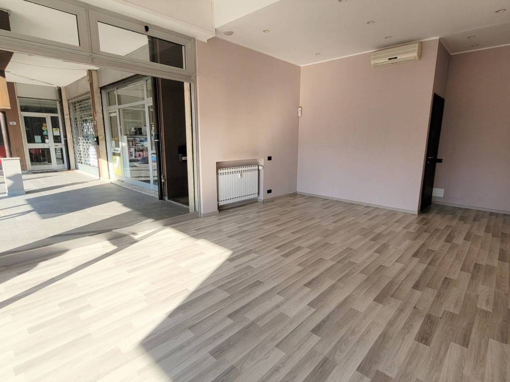 negozio in affitto ad Arese